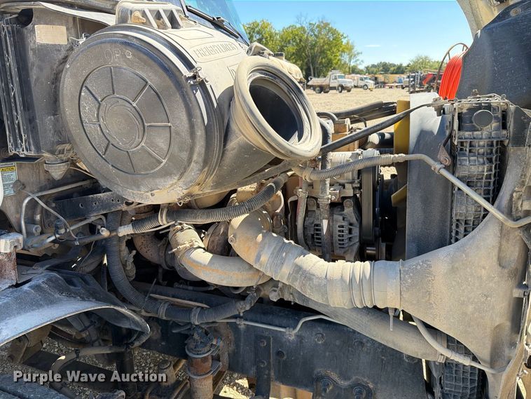 image for item FT6389 2007 Freightliner Columbia flatbed truck