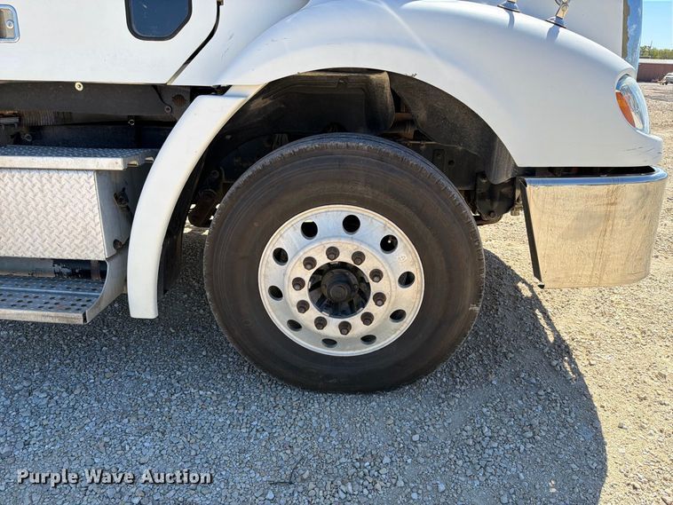 image for item FT6389 2007 Freightliner Columbia flatbed truck