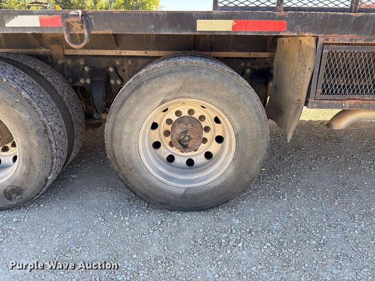 image for item FT6389 2007 Freightliner Columbia flatbed truck