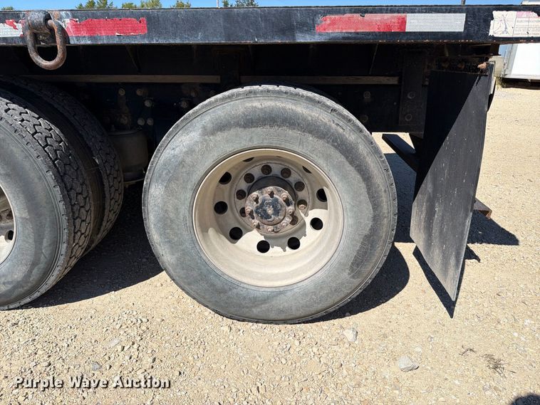 image for item FT6389 2007 Freightliner Columbia flatbed truck