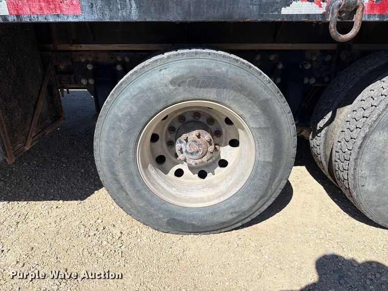 image for item FT6389 2007 Freightliner Columbia flatbed truck