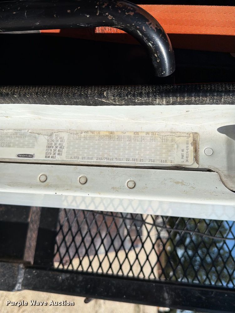 image for item FT6389 2007 Freightliner Columbia flatbed truck
