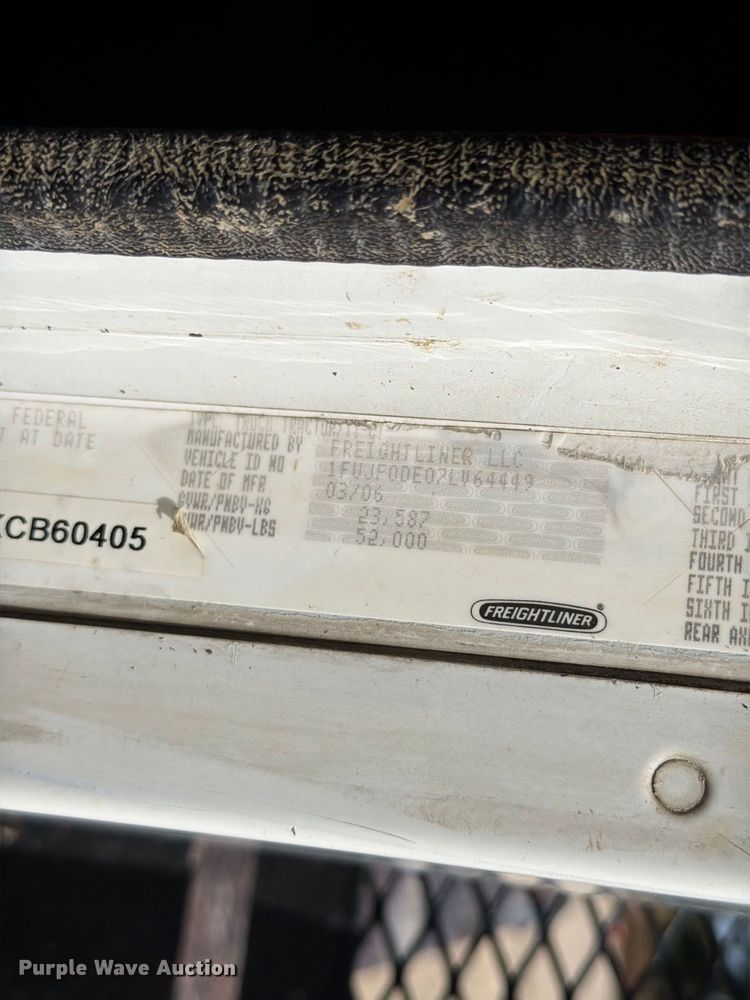 image for item FT6389 2007 Freightliner Columbia flatbed truck