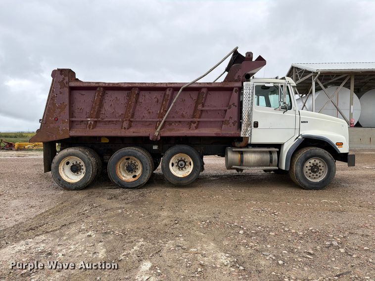 image for item FT6759 2000 Freightliner FL112 dump truck