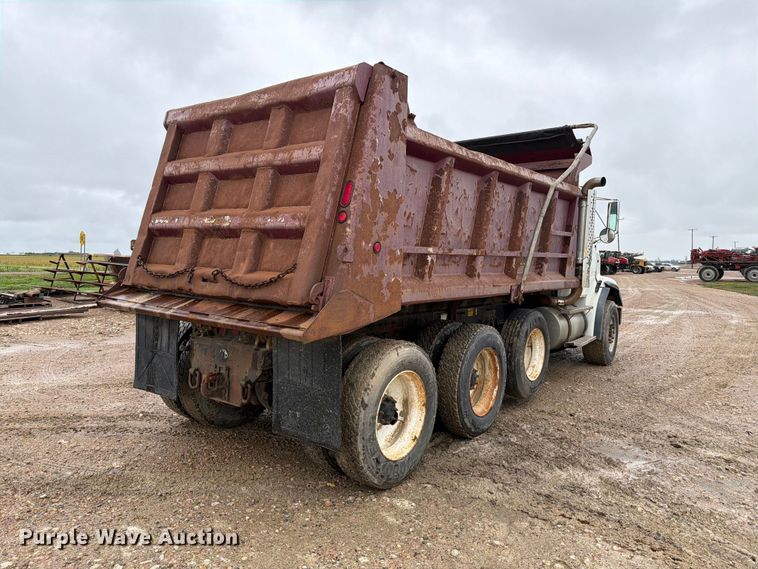 image for item FT6759 2000 Freightliner FL112 dump truck