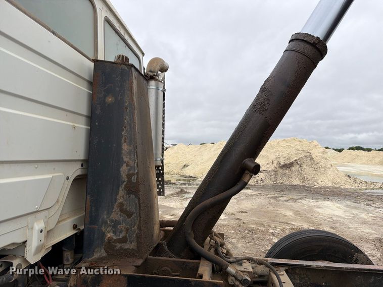 image for item FT6759 2000 Freightliner FL112 dump truck
