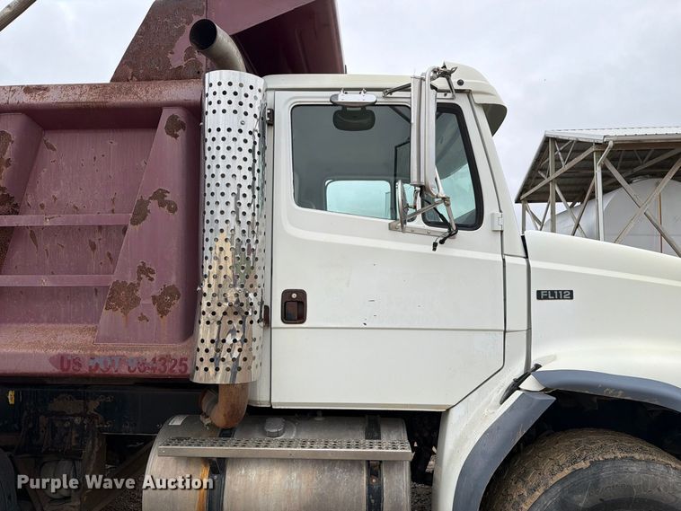 image for item FT6759 2000 Freightliner FL112 dump truck