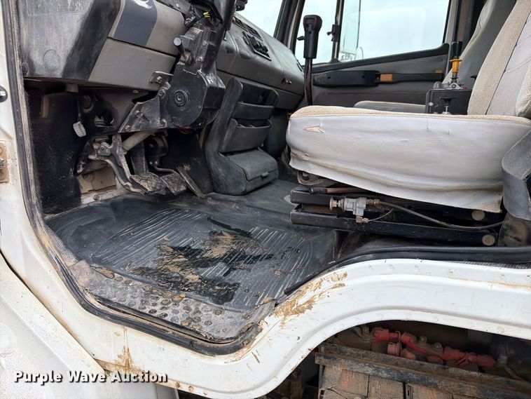 image for item FT6759 2000 Freightliner FL112 dump truck