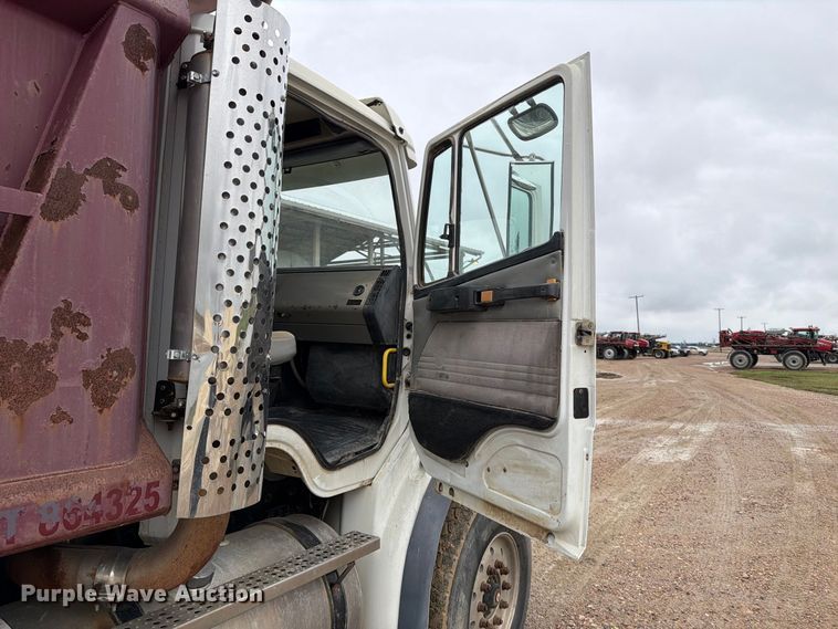 image for item FT6759 2000 Freightliner FL112 dump truck