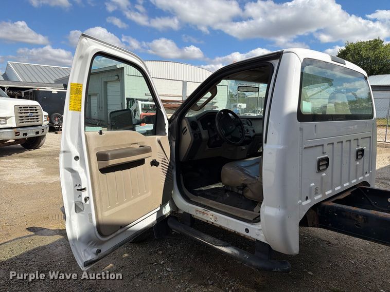 image for item FT8125 2008 Ford F450 Super Duty truck cab and chassis