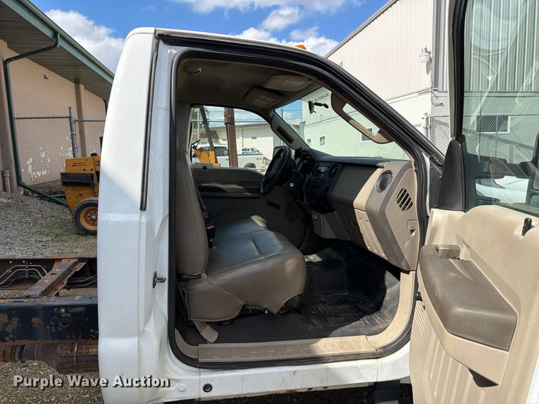 image for item FT8125 2008 Ford F450 Super Duty truck cab and chassis