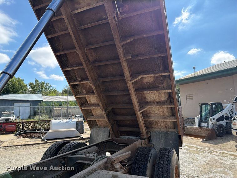 image for item FT8126 1999 Ford F-800 dump truck