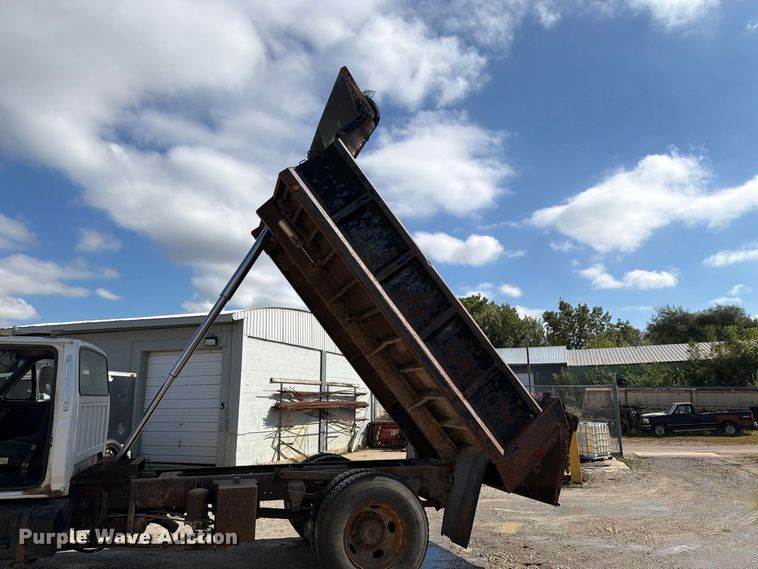 image for item FT8126 1999 Ford F-800 dump truck