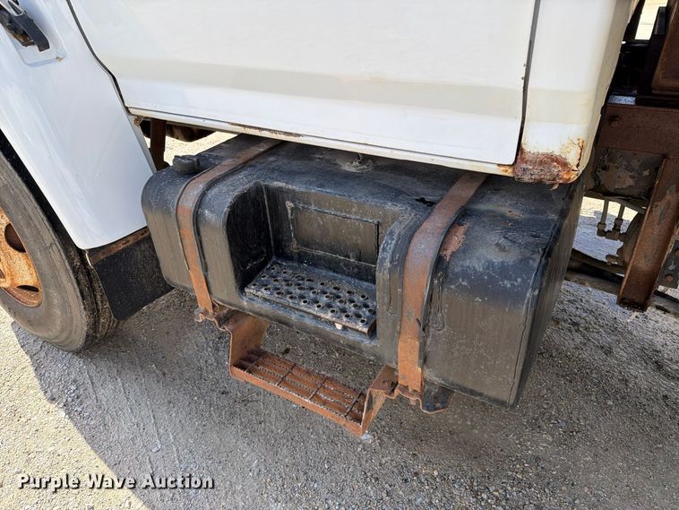 image for item FT8126 1999 Ford F-800 dump truck