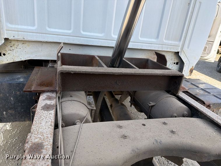 image for item FT8126 1999 Ford F-800 dump truck