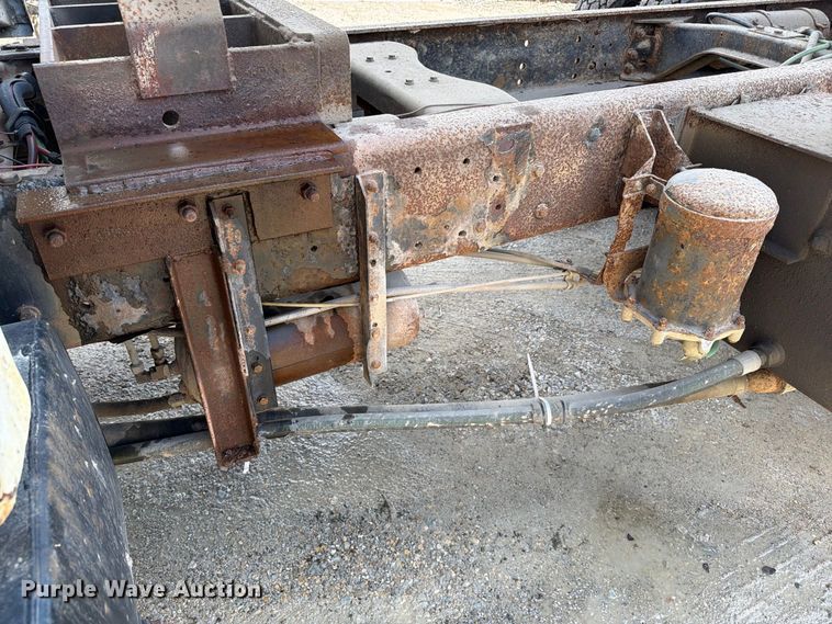 image for item FT8126 1999 Ford F-800 dump truck