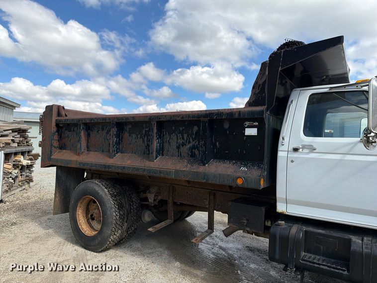 image for item FT8126 1999 Ford F-800 dump truck