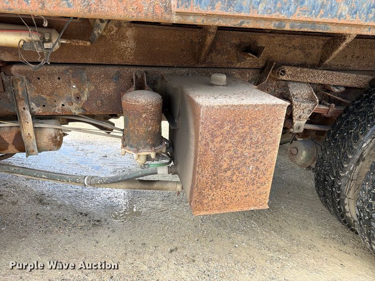 image for item FT8126 1999 Ford F-800 dump truck