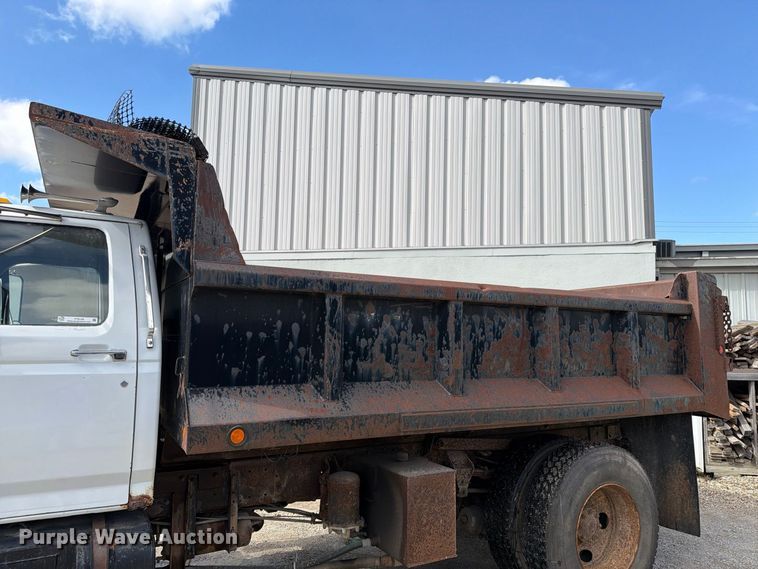 image for item FT8126 1999 Ford F-800 dump truck