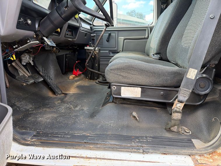 image for item FT8126 1999 Ford F-800 dump truck