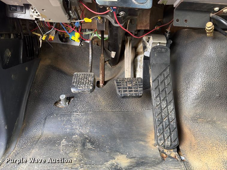 image for item FT8126 1999 Ford F-800 dump truck