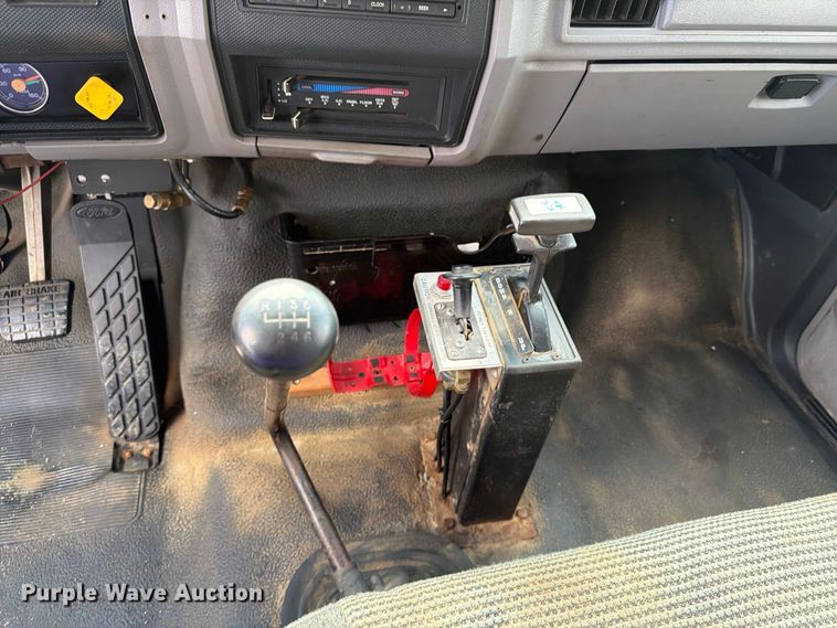 image for item FT8126 1999 Ford F-800 dump truck