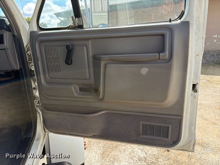 image for item FT8126 1999 Ford F-800 dump truck