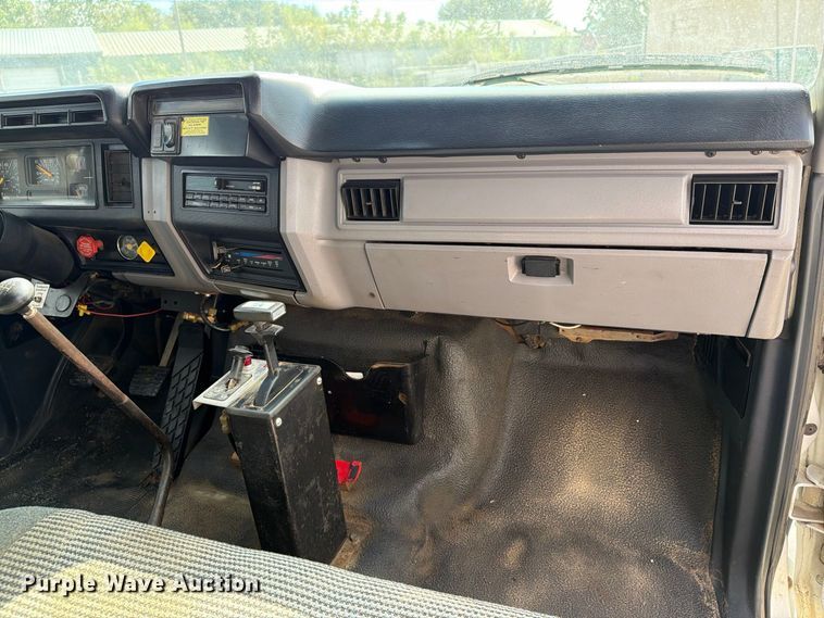 image for item FT8126 1999 Ford F-800 dump truck