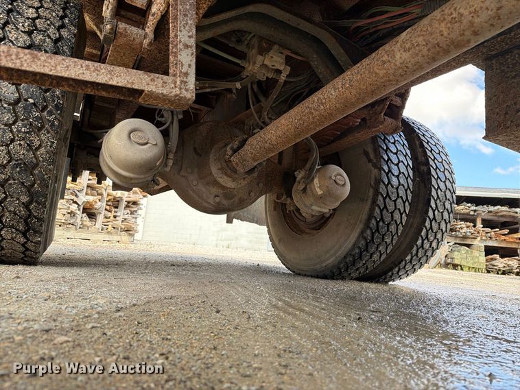 image for item FT8126 1999 Ford F-800 dump truck