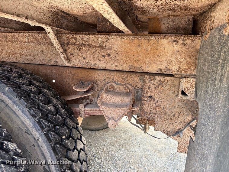 image for item FT8126 1999 Ford F-800 dump truck
