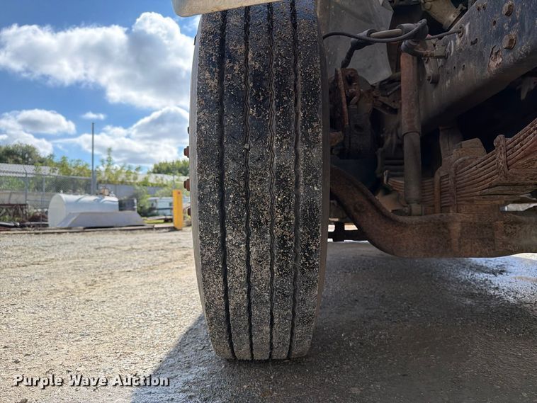 image for item FT8126 1999 Ford F-800 dump truck