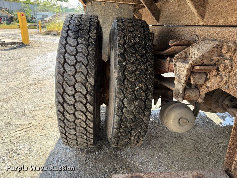 image for item FT8126 1999 Ford F-800 dump truck