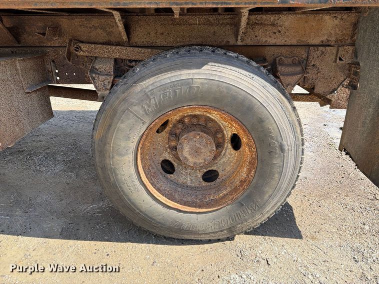 image for item FT8126 1999 Ford F-800 dump truck