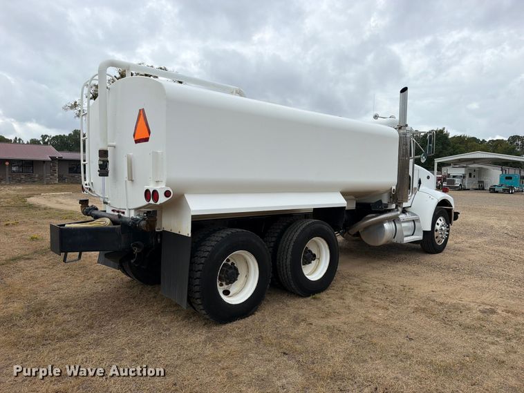 image for item FU1050 2002 Peterbilt 330 water truck