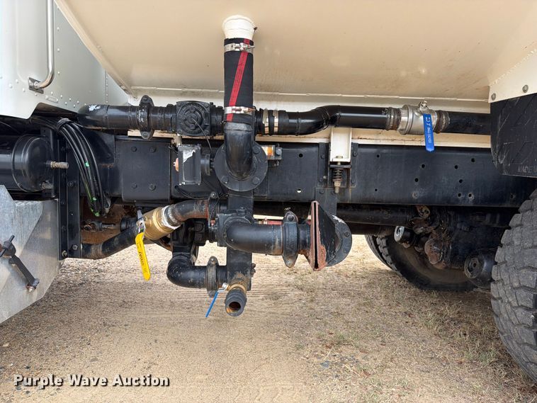 image for item FU1050 2002 Peterbilt 330 water truck