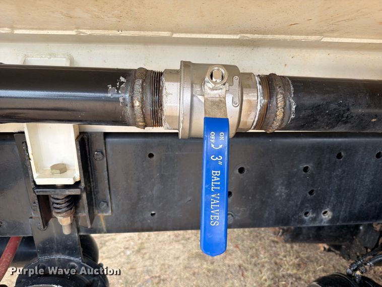 image for item FU1050 2002 Peterbilt 330 water truck