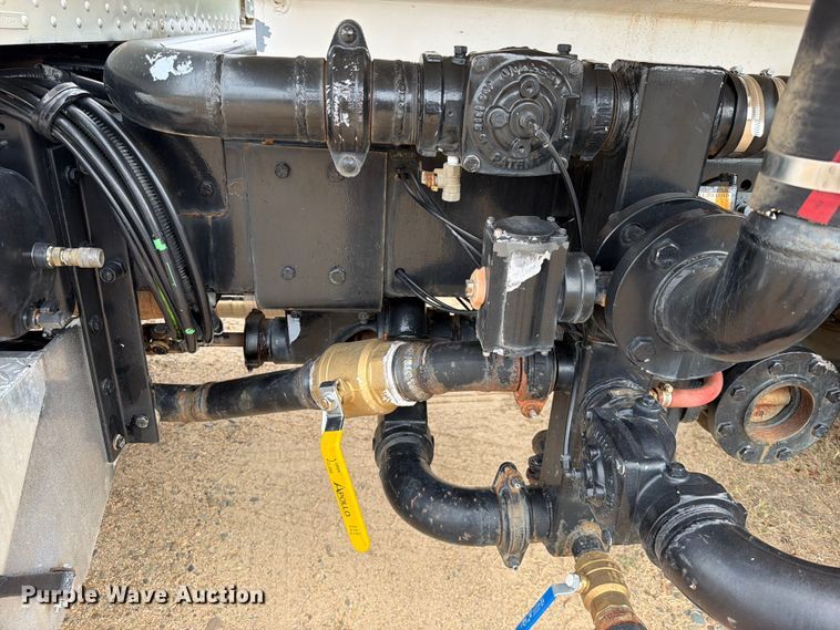 image for item FU1050 2002 Peterbilt 330 water truck