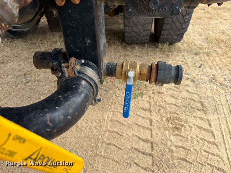 image for item FU1050 2002 Peterbilt 330 water truck