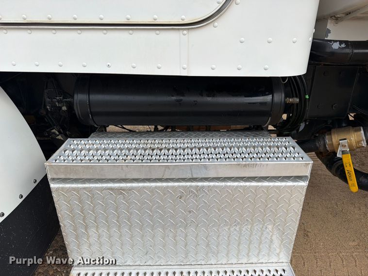 image for item FU1050 2002 Peterbilt 330 water truck