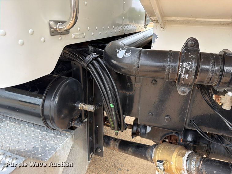 image for item FU1050 2002 Peterbilt 330 water truck