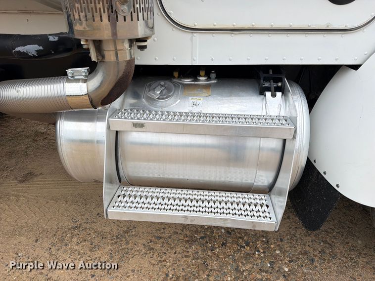 image for item FU1050 2002 Peterbilt 330 water truck