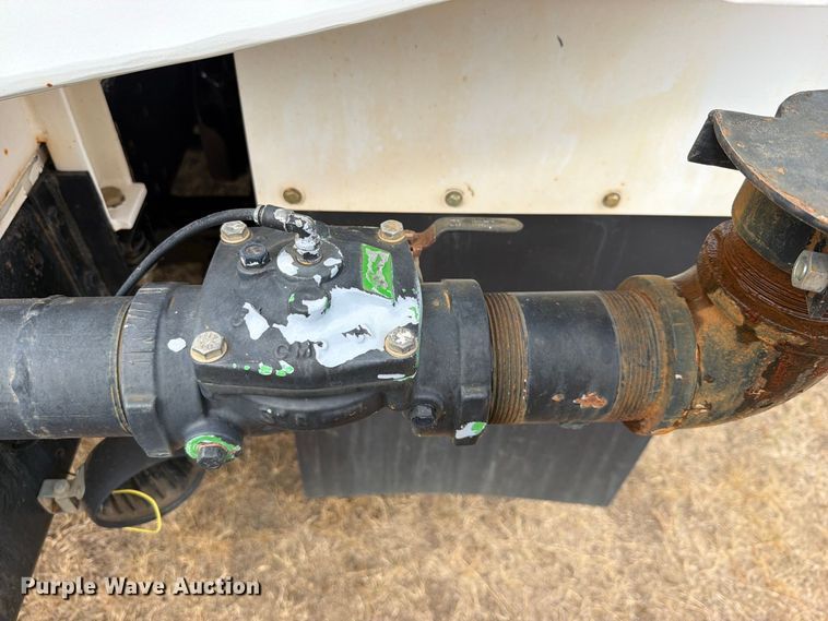 image for item FU1050 2002 Peterbilt 330 water truck