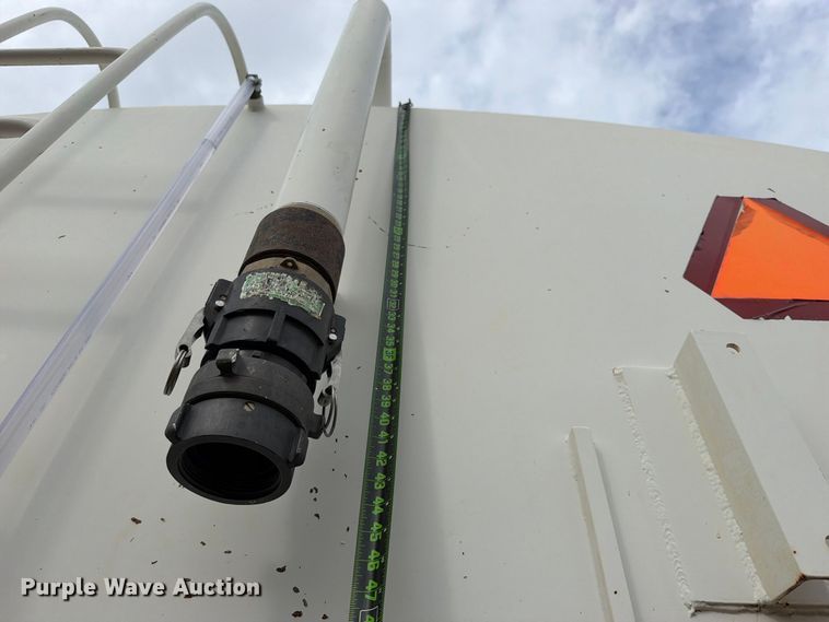image for item FU1050 2002 Peterbilt 330 water truck