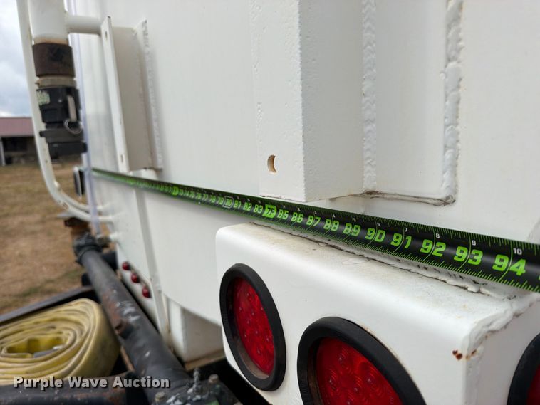 image for item FU1050 2002 Peterbilt 330 water truck