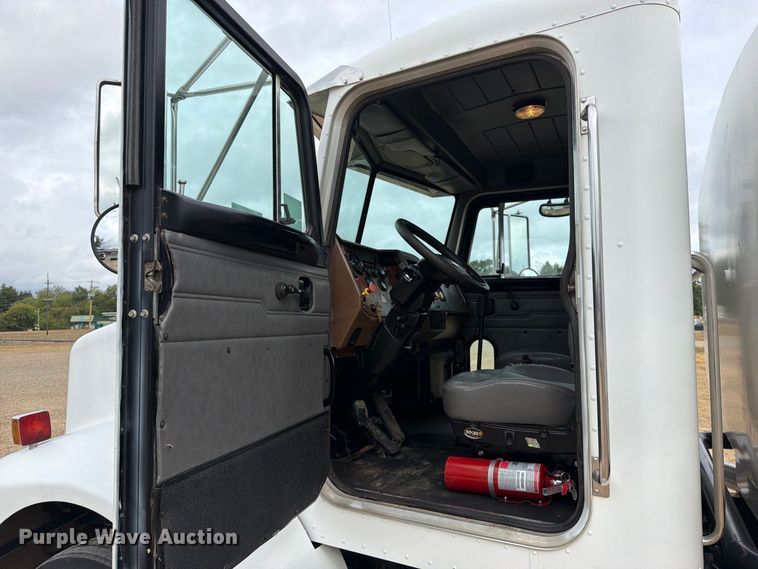 image for item FU1050 2002 Peterbilt 330 water truck