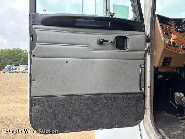 image for item FU1050 2002 Peterbilt 330 water truck