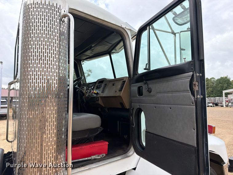 image for item FU1050 2002 Peterbilt 330 water truck