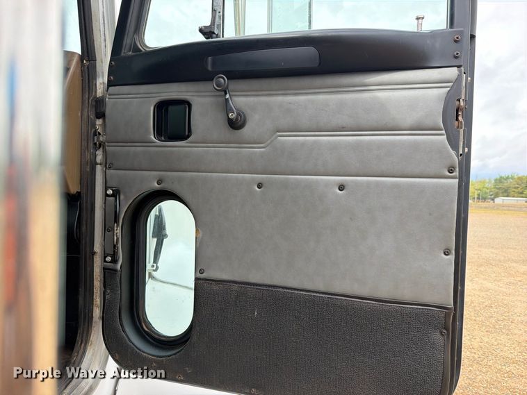 image for item FU1050 2002 Peterbilt 330 water truck