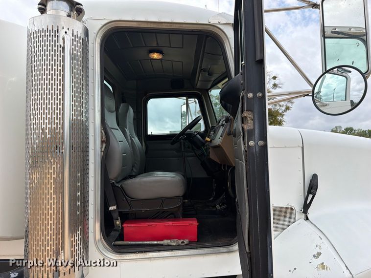 image for item FU1050 2002 Peterbilt 330 water truck