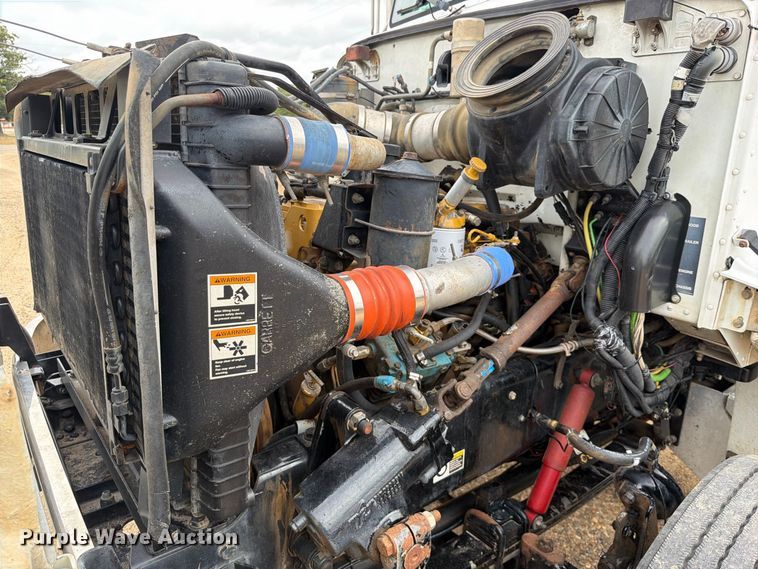image for item FU1050 2002 Peterbilt 330 water truck